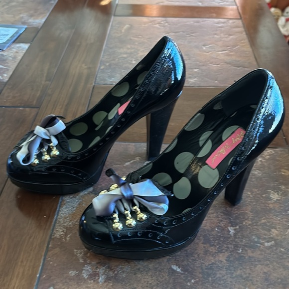 Betsey Johnson Patent Leather High Heels with Gold Accent & Bows!!! - Picture 5 of 12